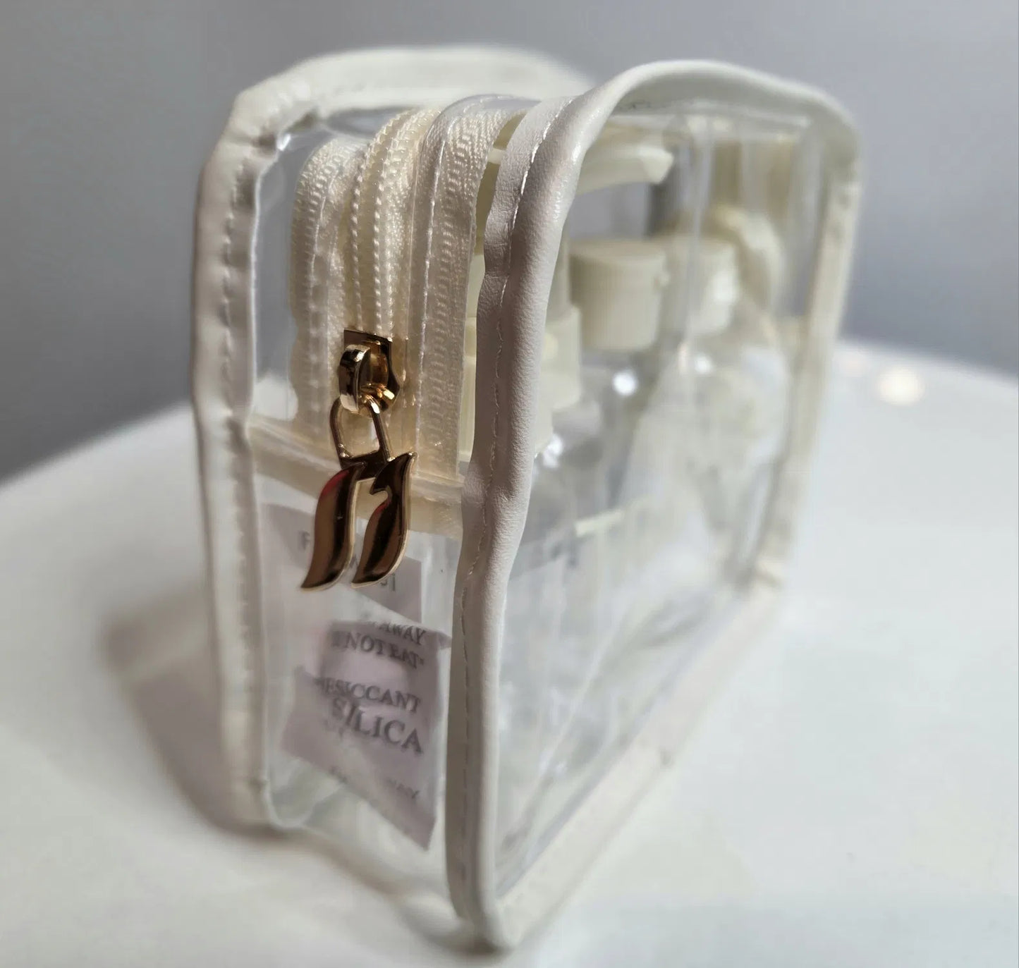 FARMASI Travel Bag Set – Reise-Kosmetiktasche mit nachfüllbaren Flaschen (7-teiliges Set)